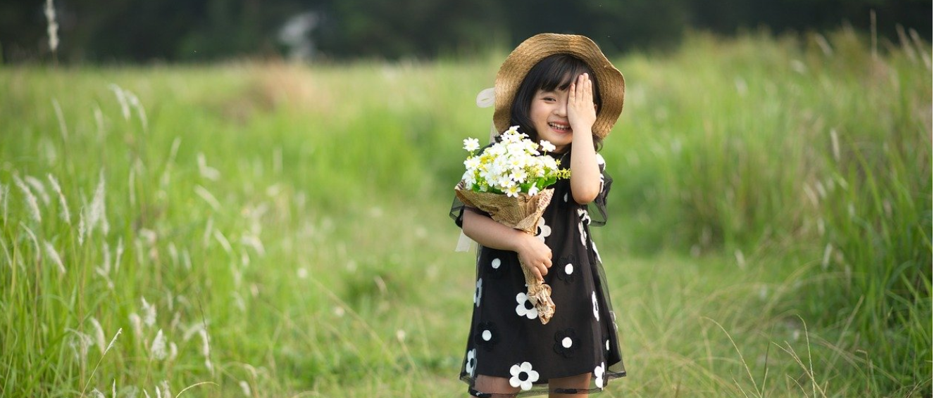 Fille avec une robe fleurie