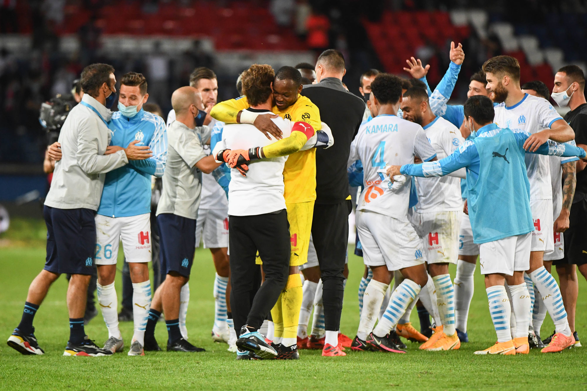 André Villas-Boas célébrant la victoire face au PSG avec ses joueurs.