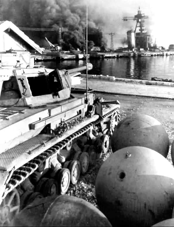 Les Panzers dans Toulon (83) 27 novembre  1942 971m
