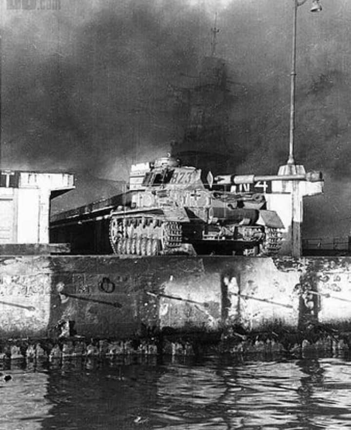 Les Panzers dans Toulon (83) 27 novembre  1942 Z3j2