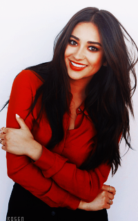 Shay Mitchell 2tws