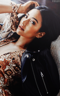 Shay Mitchell Ewj4