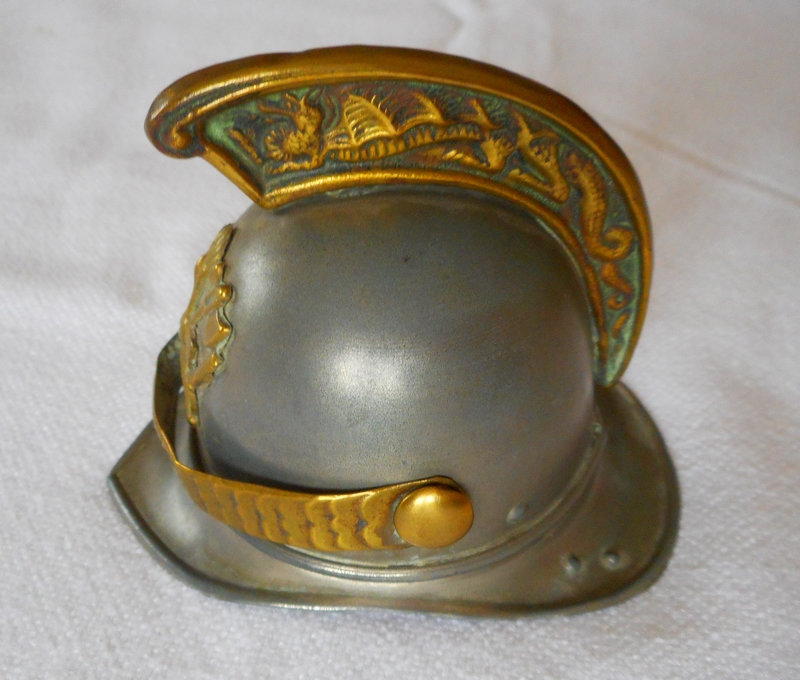 Petit casque de pompier-encrier ancien Vjrx