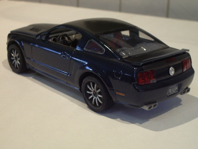 ford mustang GT 2005 de chez revell au 1/25 custom . 9it8