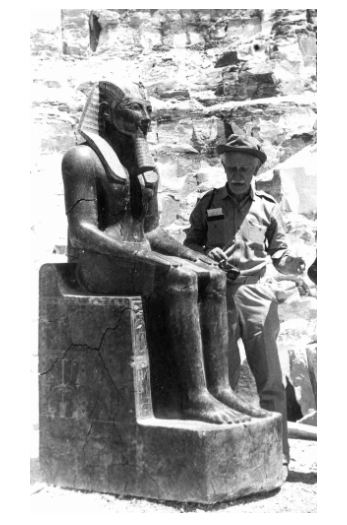 Le professeur K.Michalowski près de la Statue de Thoutmosis III découverte sur le site.