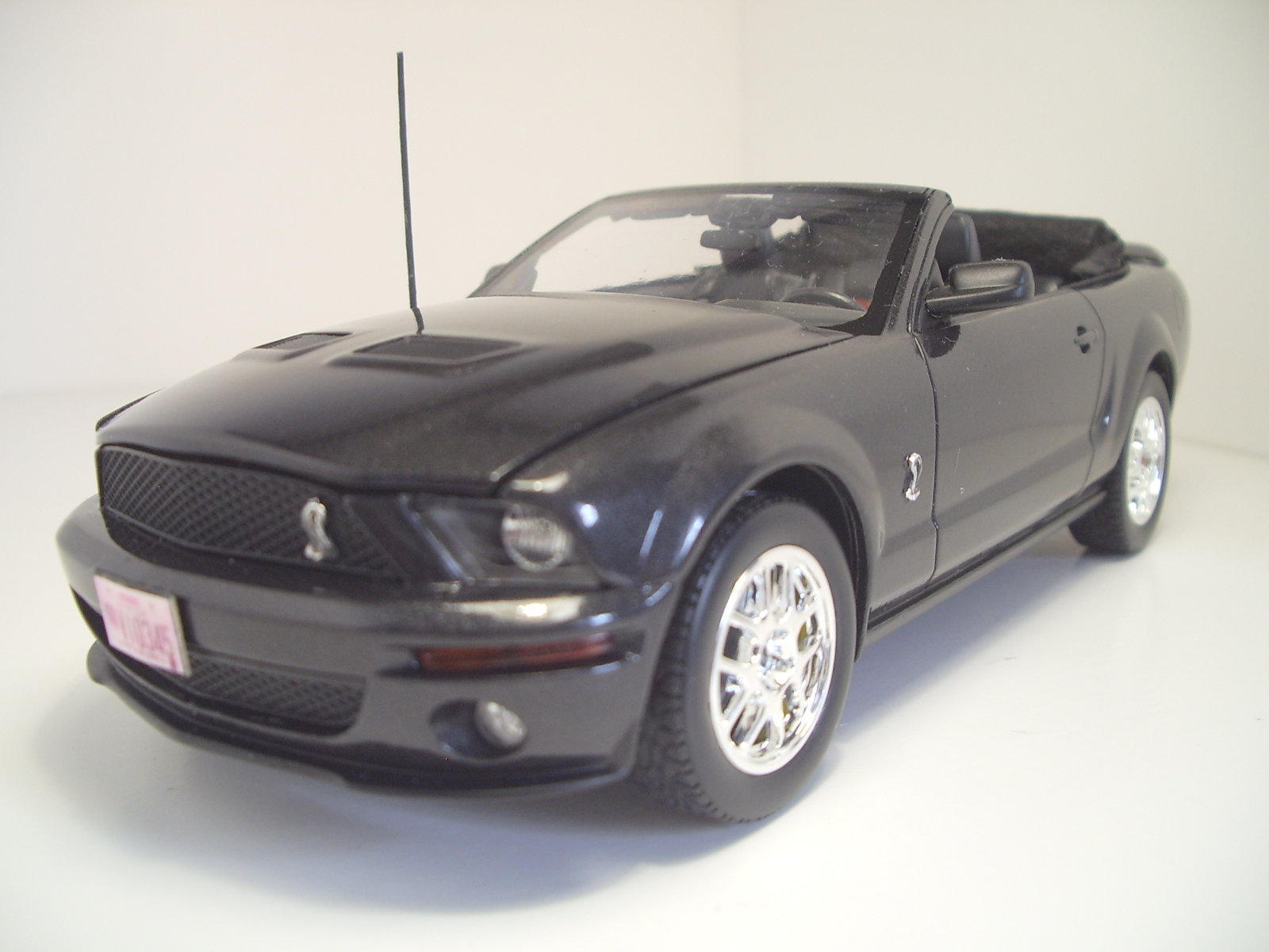 mustang SHELBY GT 500 convertible de 2008  de chez revell .  Glzl