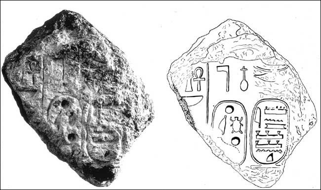 Fragment de la stèle commémorative du pharaon Sheshonq I trouvé à Megiddo.
