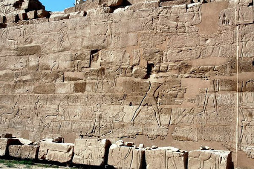 Représentation de la bataille de Qadesh - mur du temple de Karnak