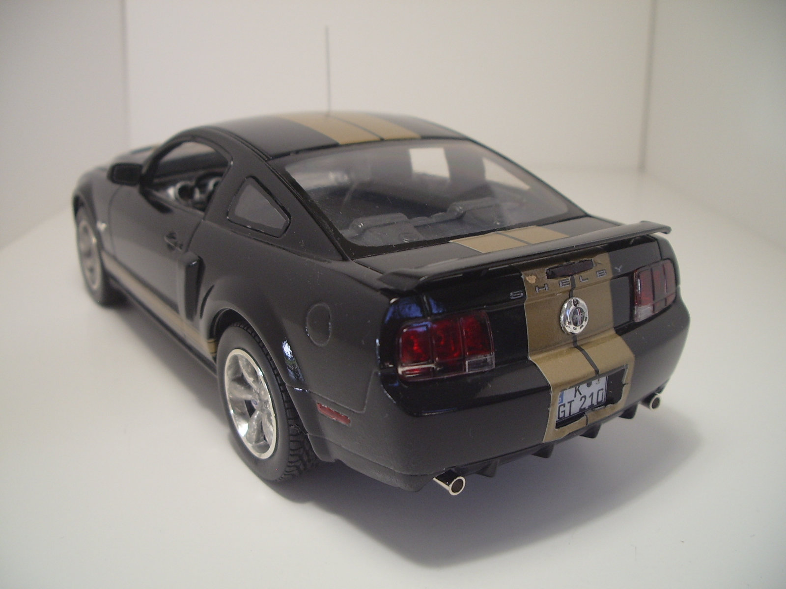 mustang SHEBLY GT-H 2006 de chez revell au 1/25.  2eqi
