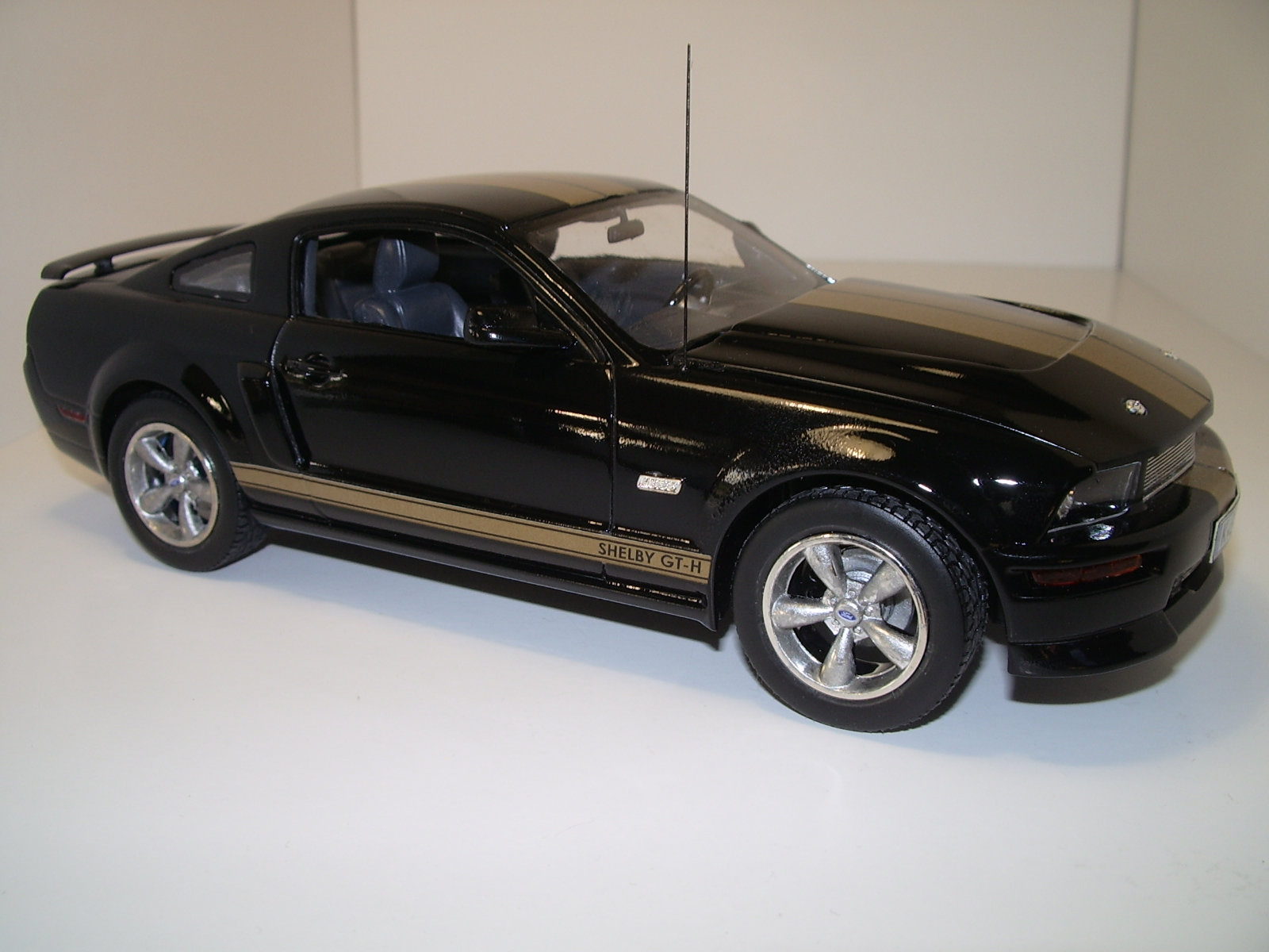 mustang SHEBLY GT-H 2006 de chez revell au 1/25.  F5wk