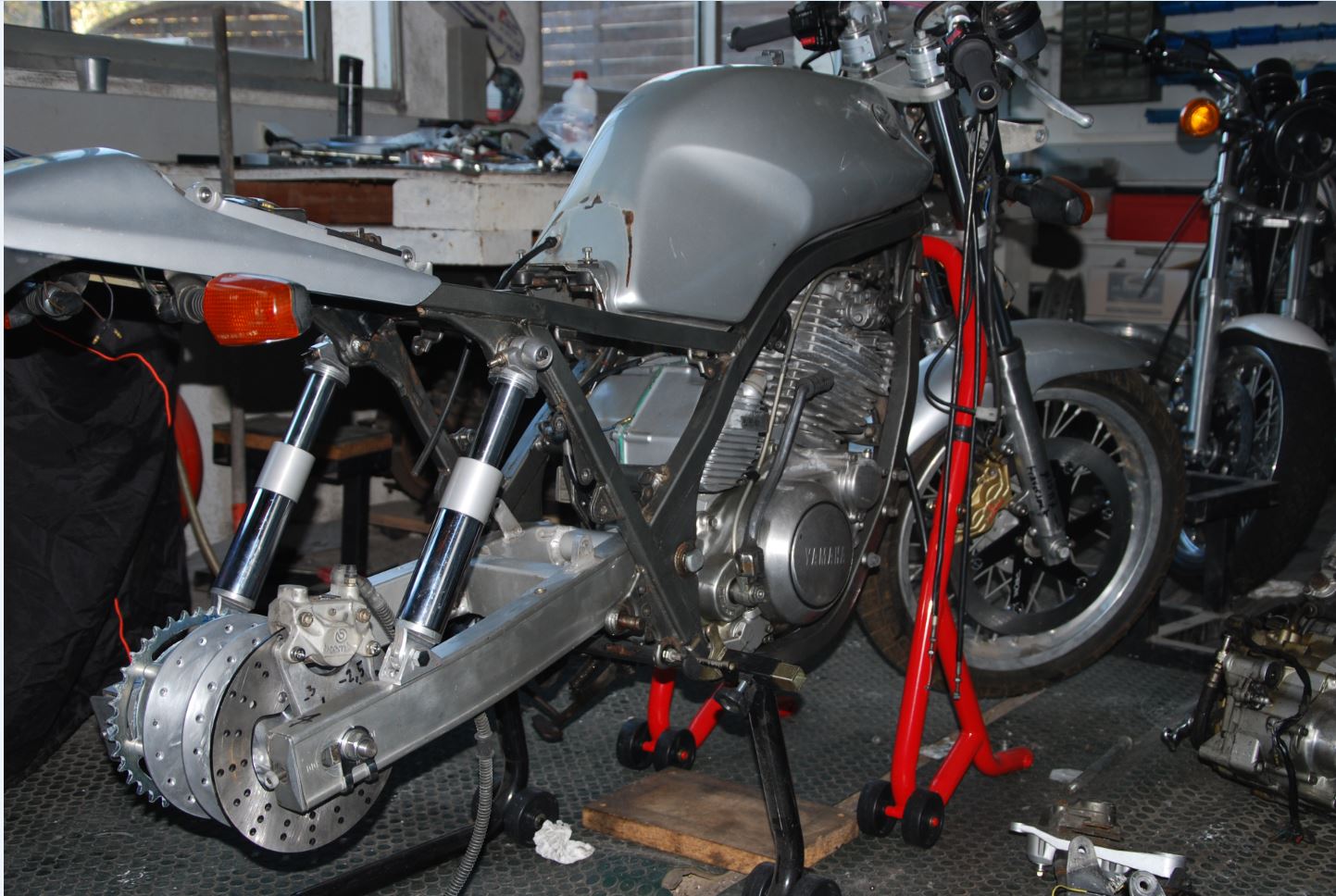 Alignement des roues d'une Moto Yamaha 500 SR  Gt0p