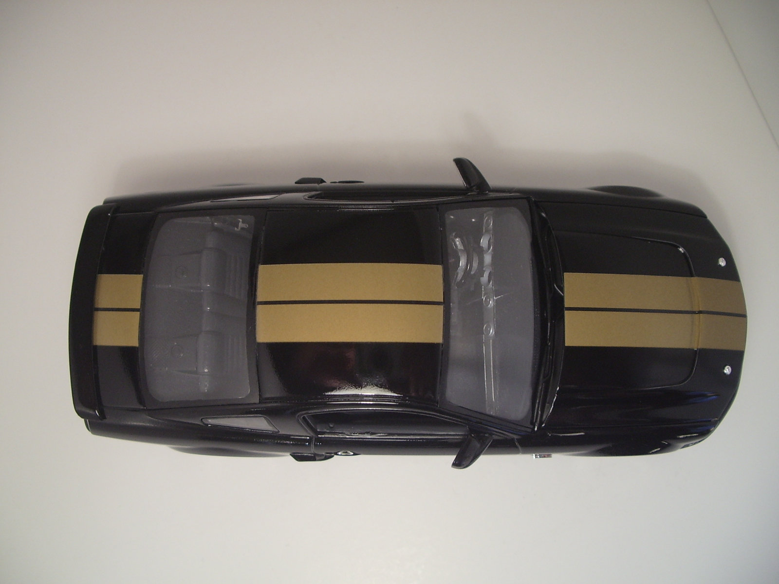 mustang SHEBLY GT-H 2006 de chez revell au 1/25.  Xlas
