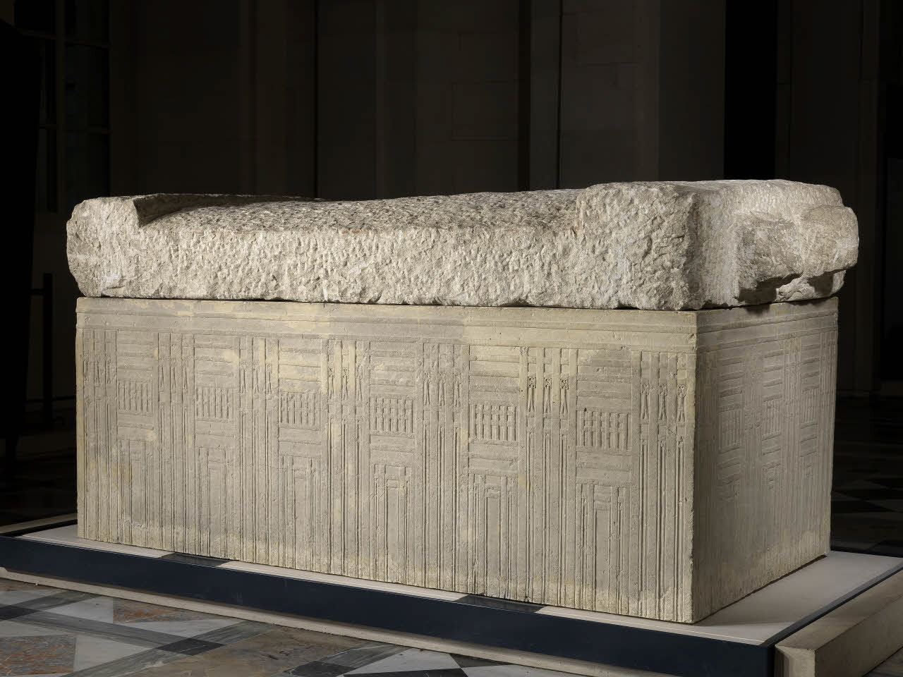Sarcophage en calcaire blanc datant de l'Ancien Empire - Musée du Louvre