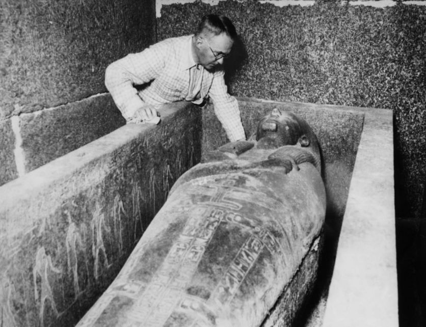 Pierre Montet examinant la tombe de Psousennès Ier