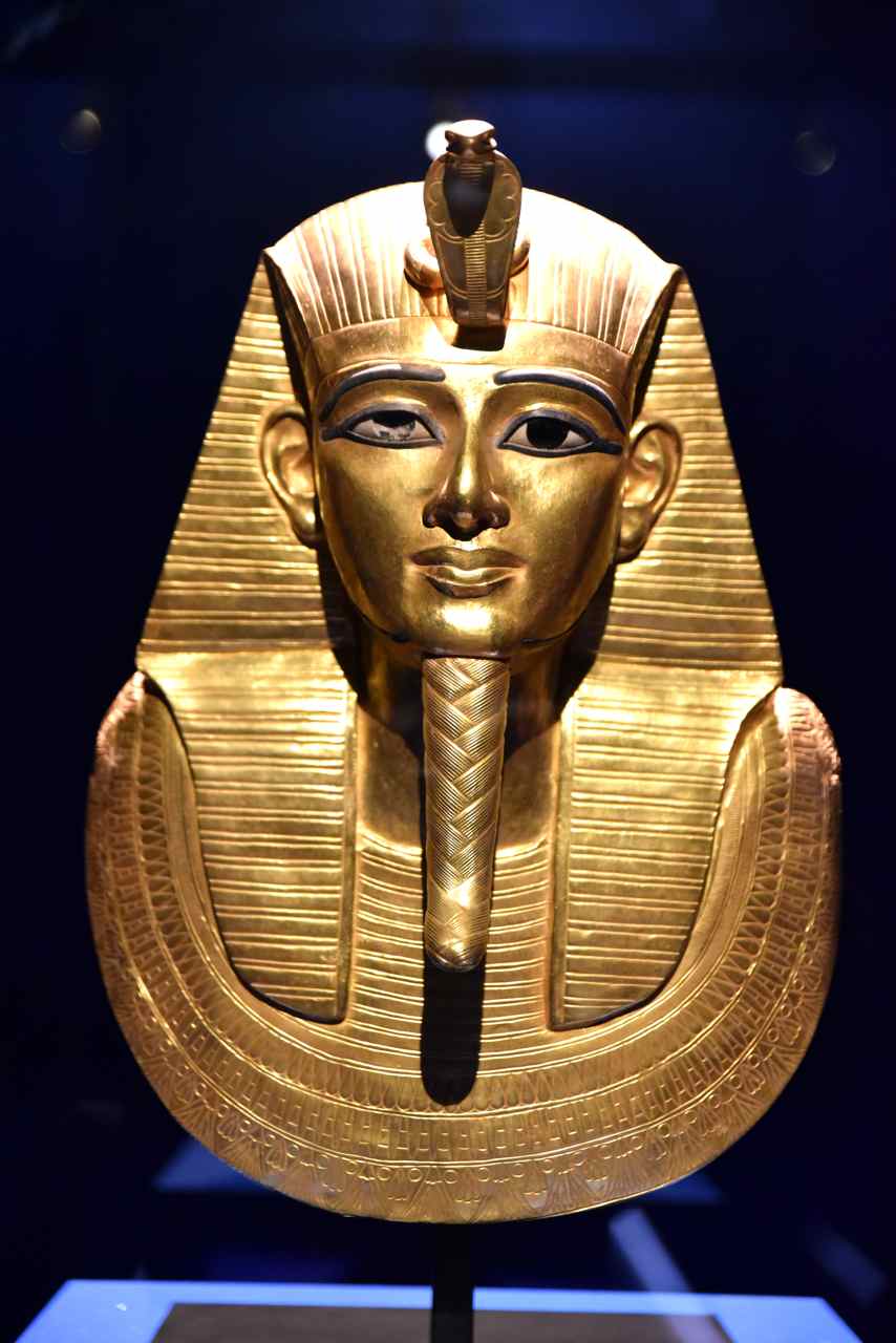 Masque funéraire en or du pharaon Psousennès Ier