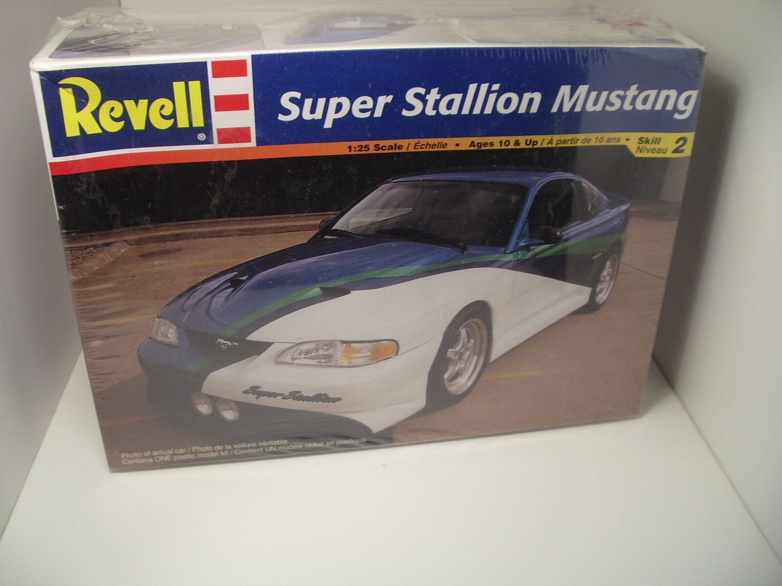 mustang super stallion 1998 de chez revell au 1/25 .  2f9o