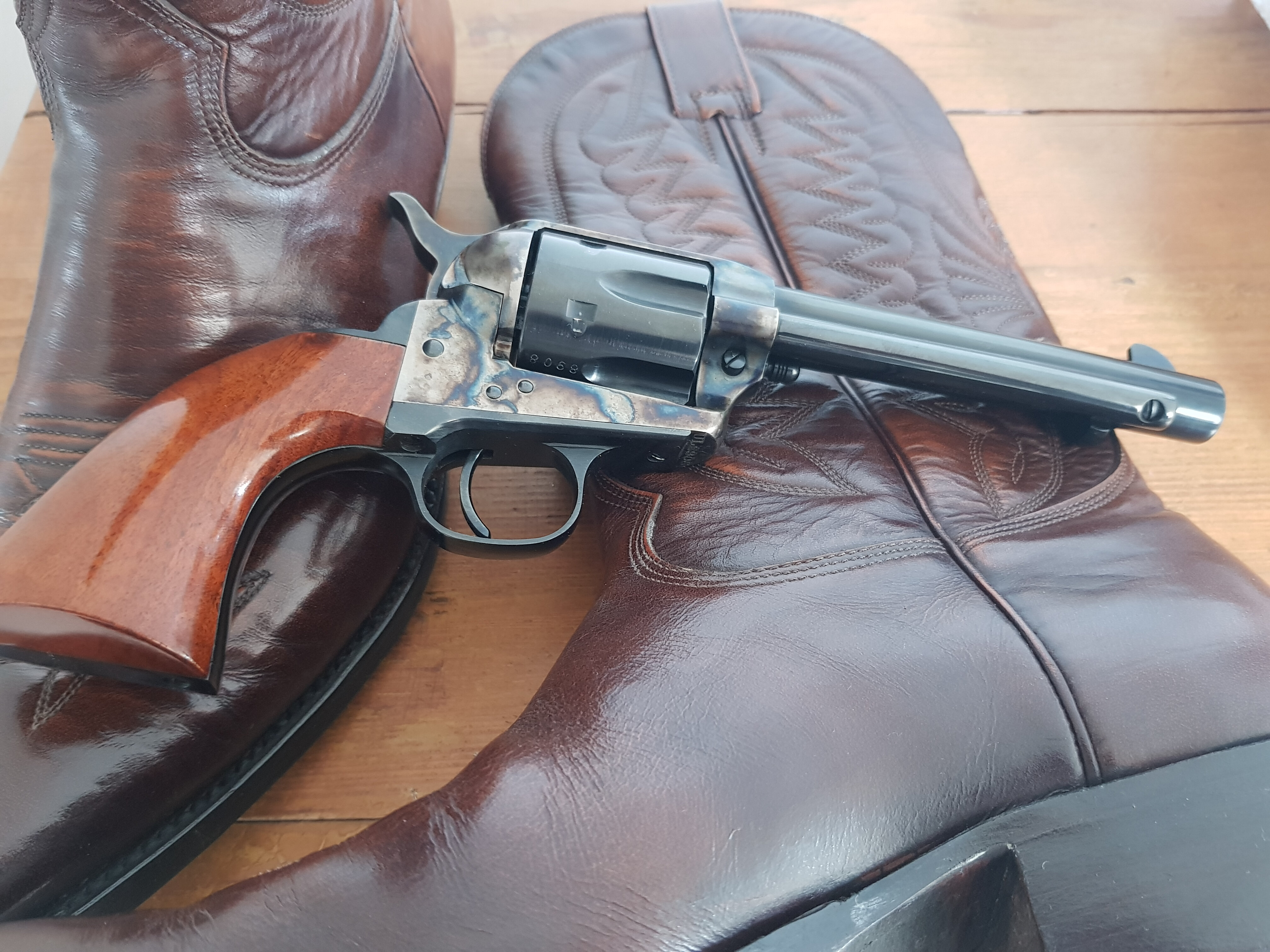 Présentation du revolver UBERTI CATTLEMAN MOD 1873 SAA 35um