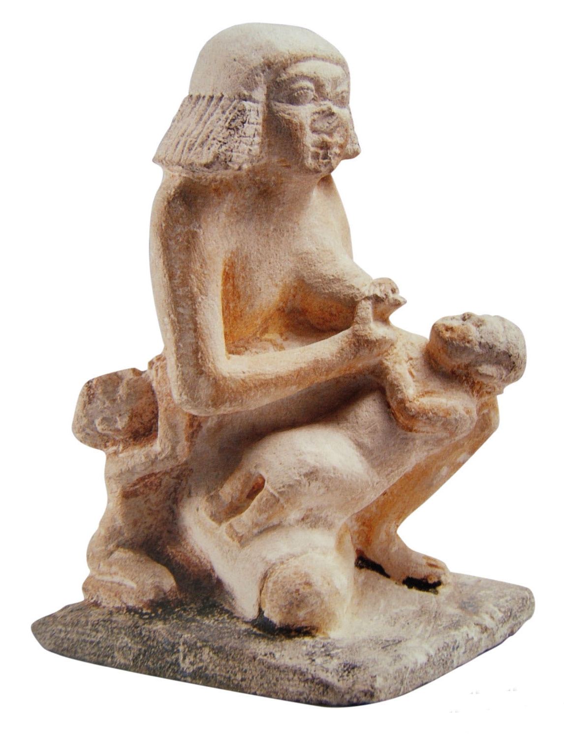 Statue d'une égyptienne et ses deux enfants