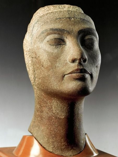 Sculpture inachevée de la reine Néfertiti