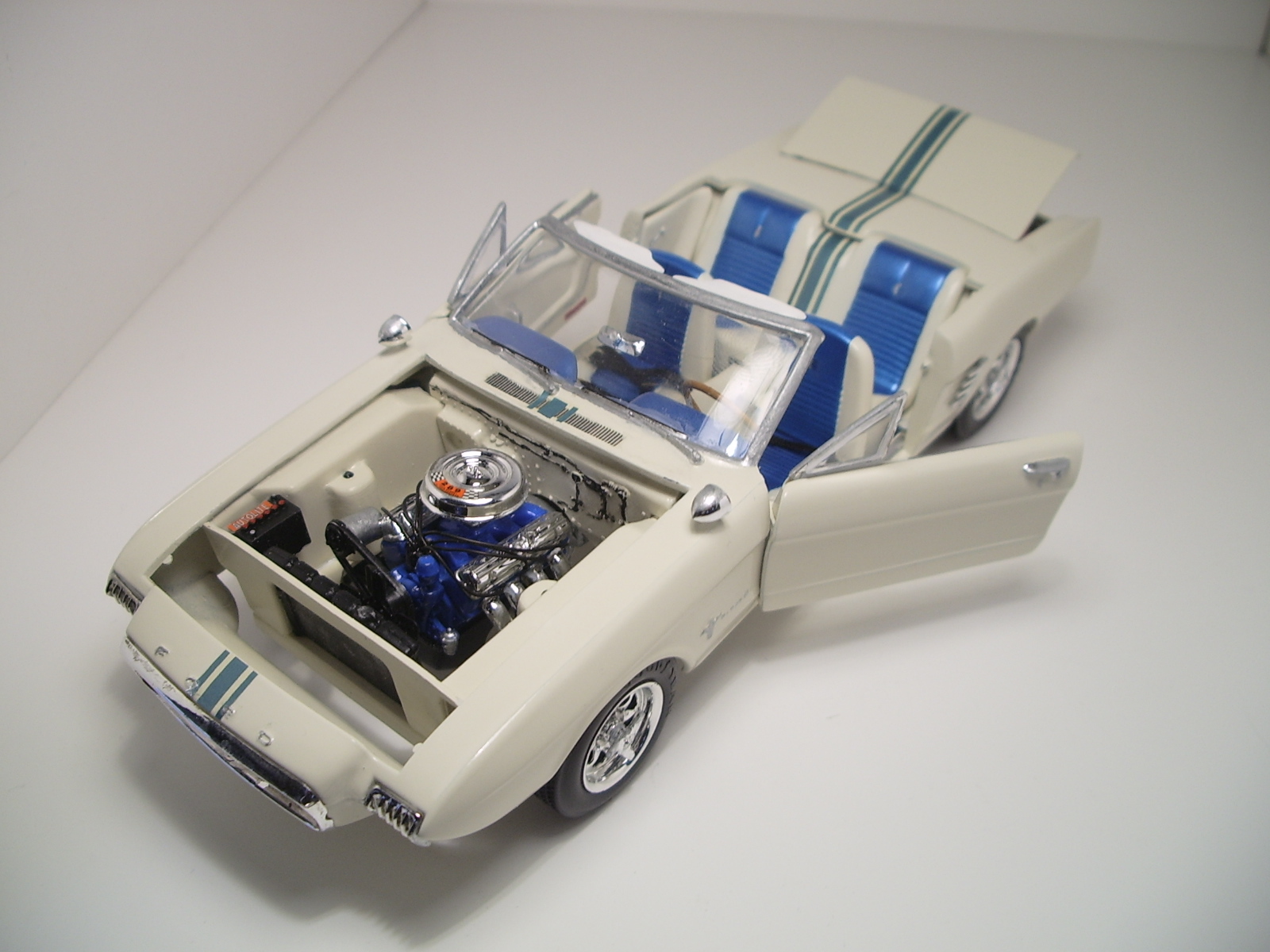 mustang 1963 type 2 au 1/25 de chez lindberg.  6pvx