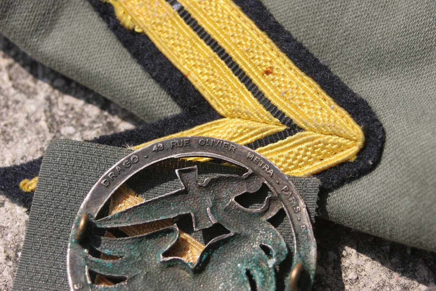 Deux insignes de béret paras + insigne de béret Légion Cp4x