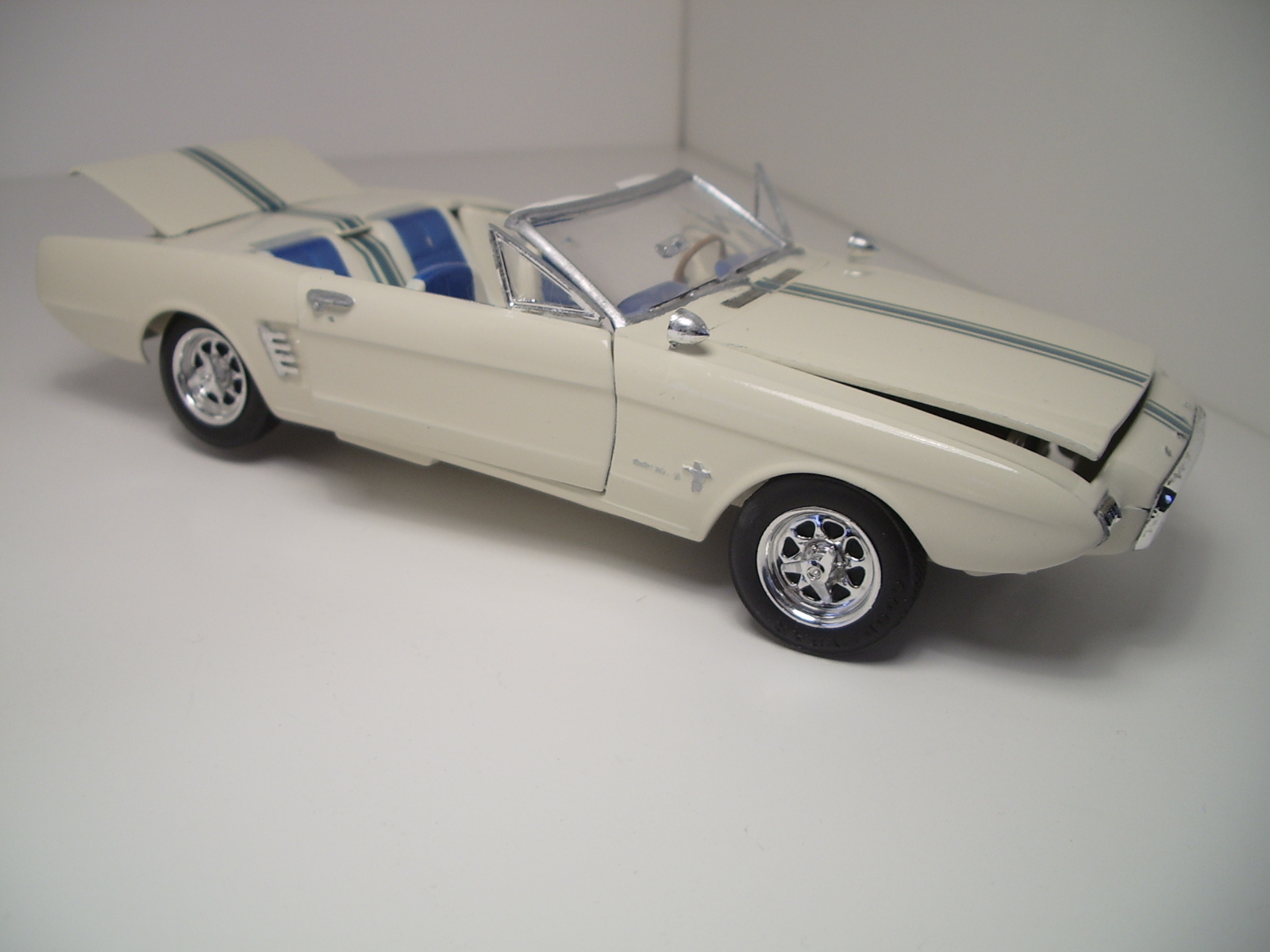 mustang 1963 type 2 au 1/25 de chez lindberg.  Elzm