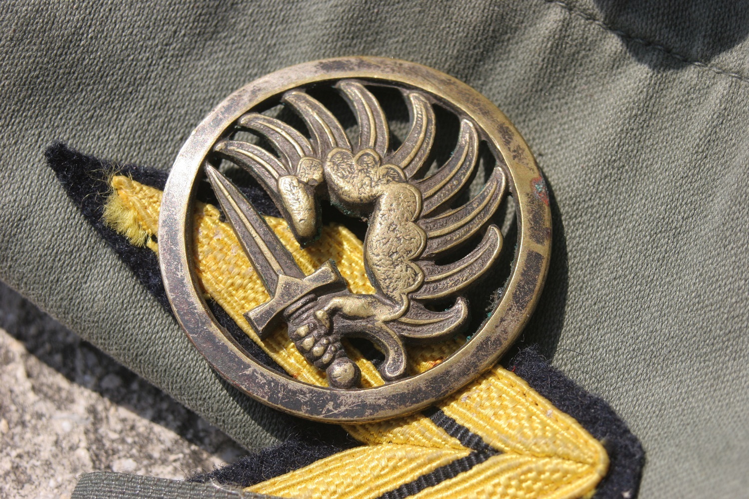 Deux insignes de béret paras + insigne de béret Légion Fg35