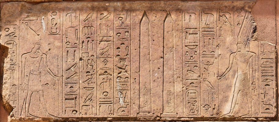 Reliefs des deux obélisques offert par Hatshepsout au temple de Karnak