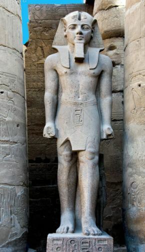 Statue de Ramsès II la jambe gauche en avant en signe de marche - temple de Louxor