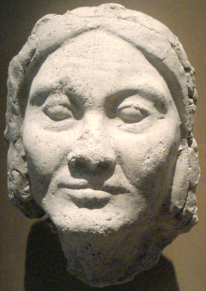 Masque féminin en plâtre provenant de l'atelier du sculpteur Thoutmosis