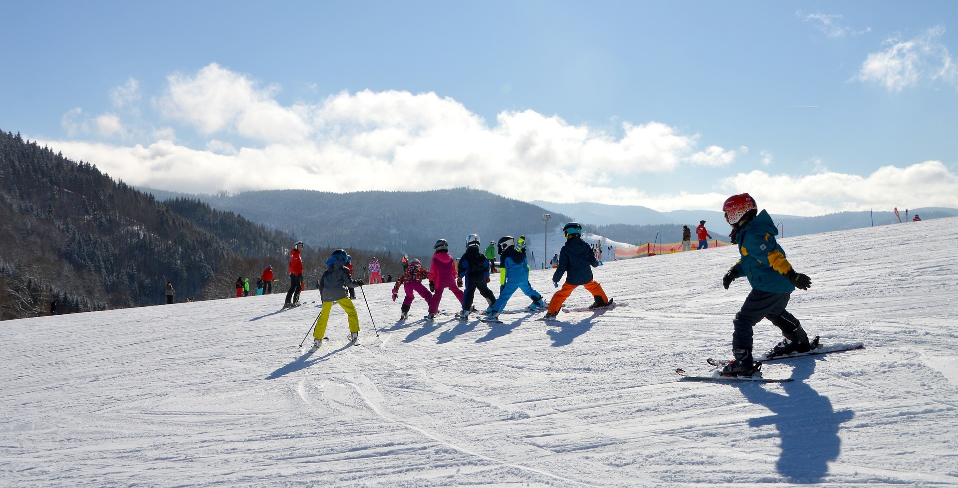 Enfants faisant du ski