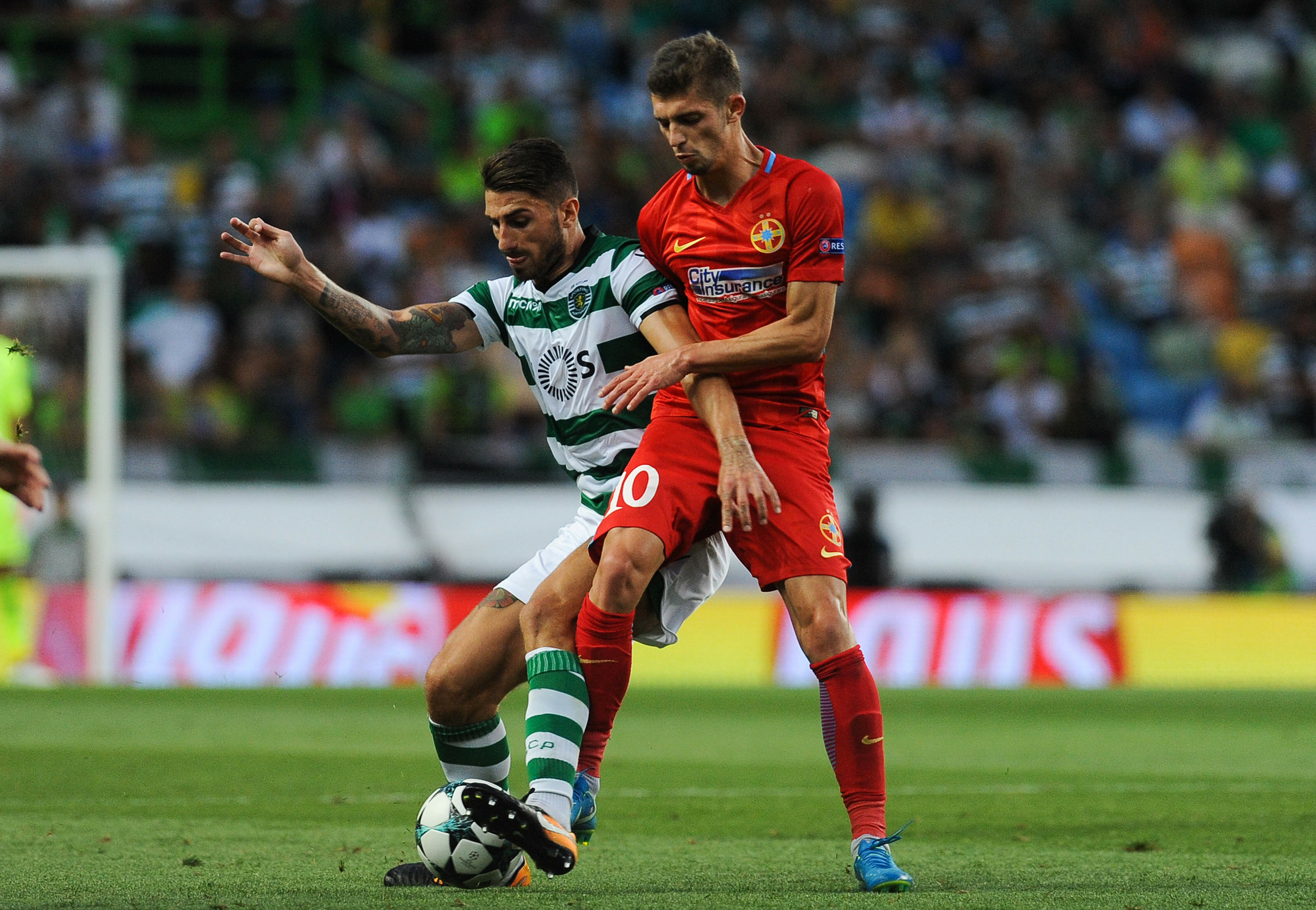 Florin Tanase au duel avec Cristiano Piccini lors du match aller. Source : transfermarkt.fr
