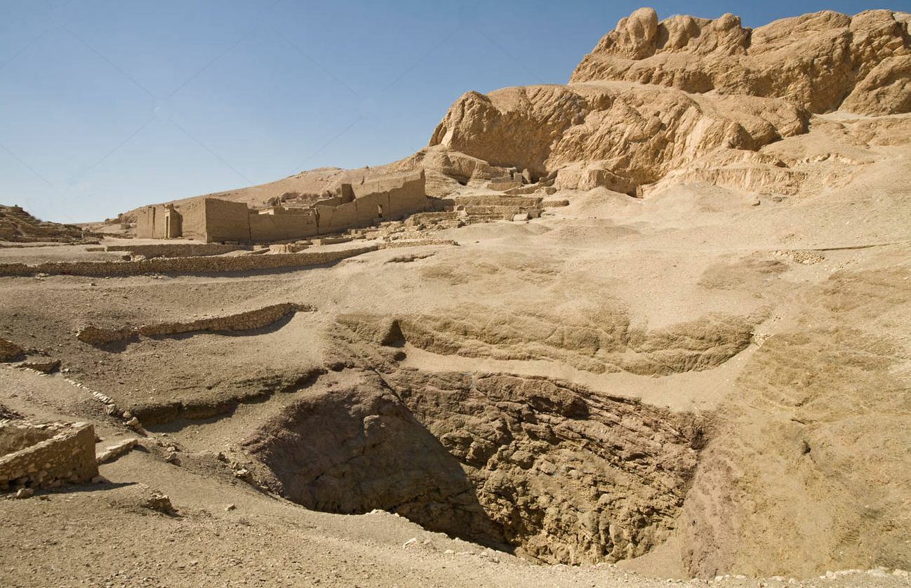 Puits à ostraca et temple Ptolémaïque de Deir el-Médineh
