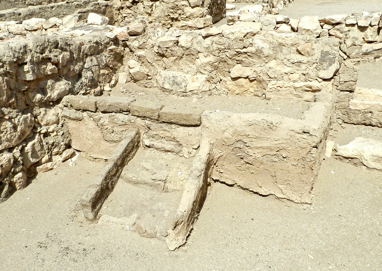 Structure dite  (lit-clos)  construite en briques de terre crue à l'intérieur d'une maison du village de Deir el-Médineh.