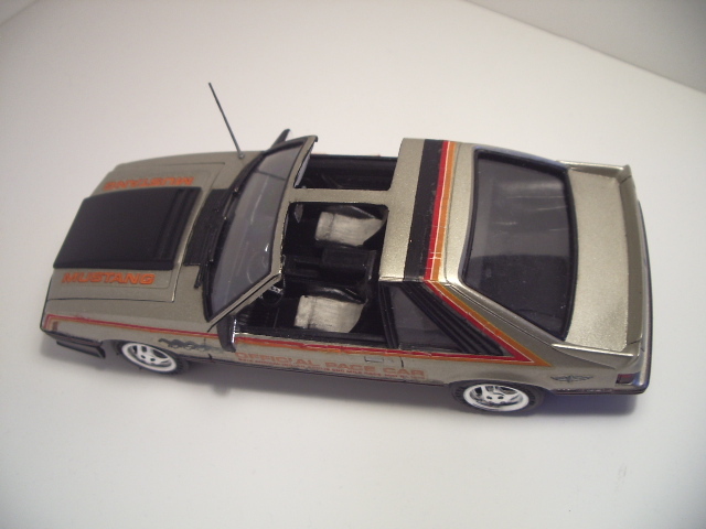 mustang pace car 1979 TARGA de chez mpc au 1/25.  I1ie