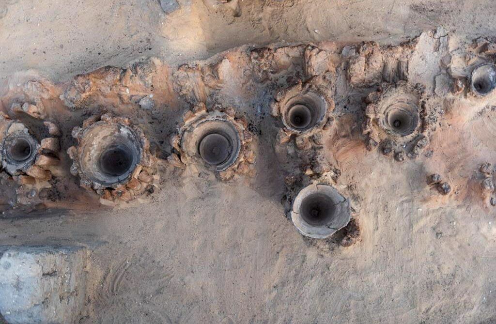 Vue aérienne des cuves en terre cuite de la brasserie d'Abydos