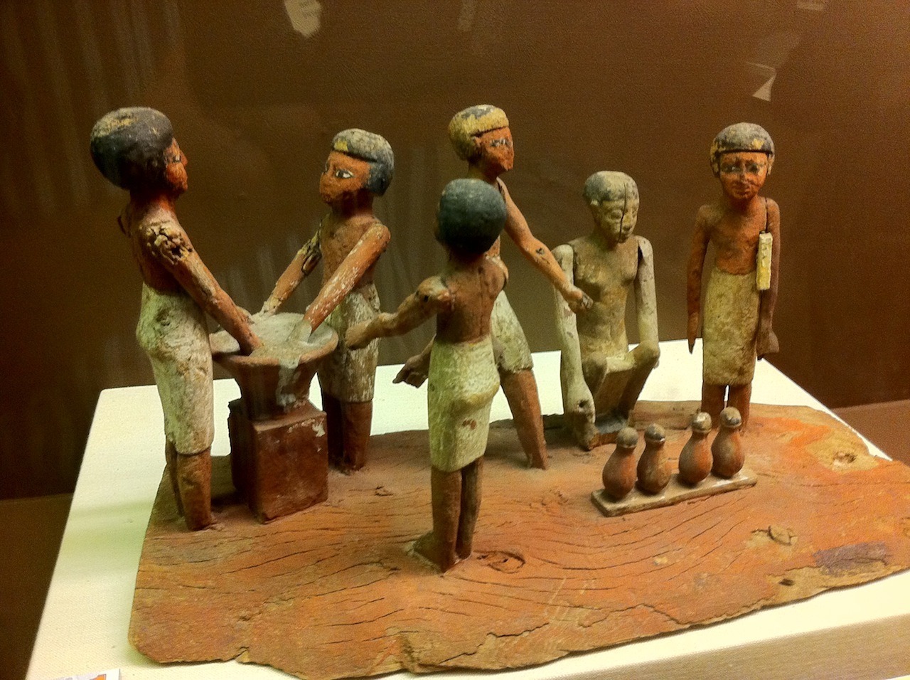 Maquette en bois représentant la fabrication de la bière.  Rosicrucian Egyptian Museum de San Jose, Californie.