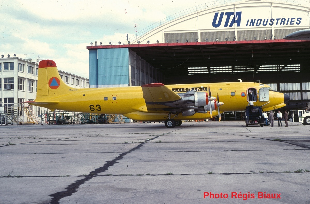 Douglas DC-6B Bombardier d'eau. Heller 1/72. Version UTA Industries, intégrateur de la version "pompier". Chantier peinture... Bnxf