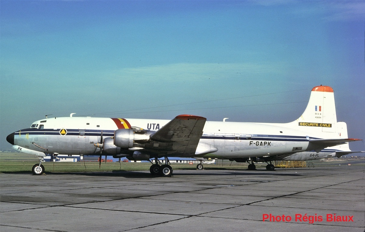 Douglas DC-6B Bombardier d'eau. Heller 1/72. Version UTA Industries, intégrateur de la version "pompier". Chantier peinture... Gh5u