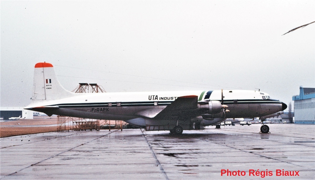 Douglas DC-6B Bombardier d'eau. Heller 1/72. Version UTA Industries, intégrateur de la version "pompier". Chantier peinture... Nvvi