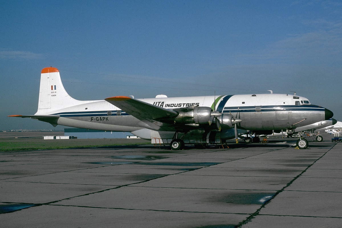 Douglas DC-6B Bombardier d'eau. Heller 1/72. Version UTA Industries, intégrateur de la version "pompier". Chantier peinture... - Page 10 Qhl3