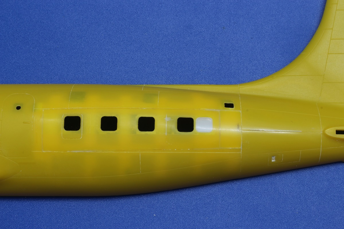 Douglas DC-6B Bombardier d'eau. Heller 1/72. Version UTA Industries, intégrateur de la version "pompier". Chantier peinture... Jhj2