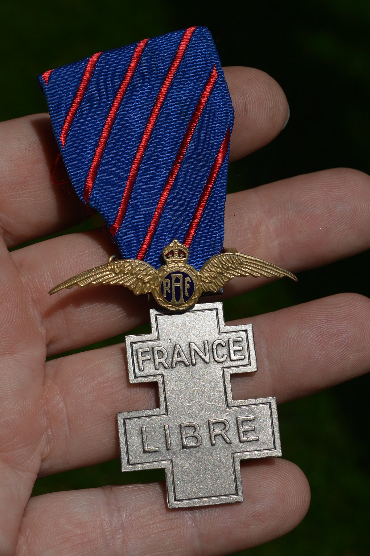 Insigne pilote RAF sur une médaille de la France Libre  Dehe