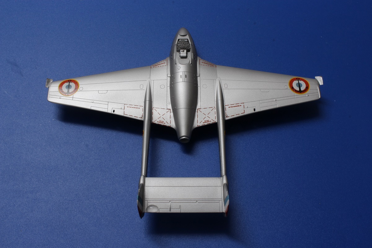 [Azur] 1/72 - De Havilland Vampire Mk.5 - Aéronautique Navale 57.S-1 Khouribga 1957 Enl0