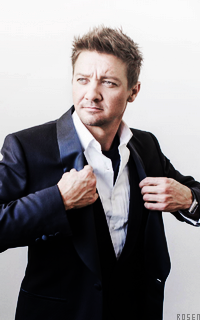 Jeremy Renner Bu1s