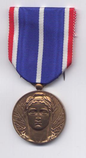 Médailles Forces françaises en Allemagne et en Autriche Z6ky