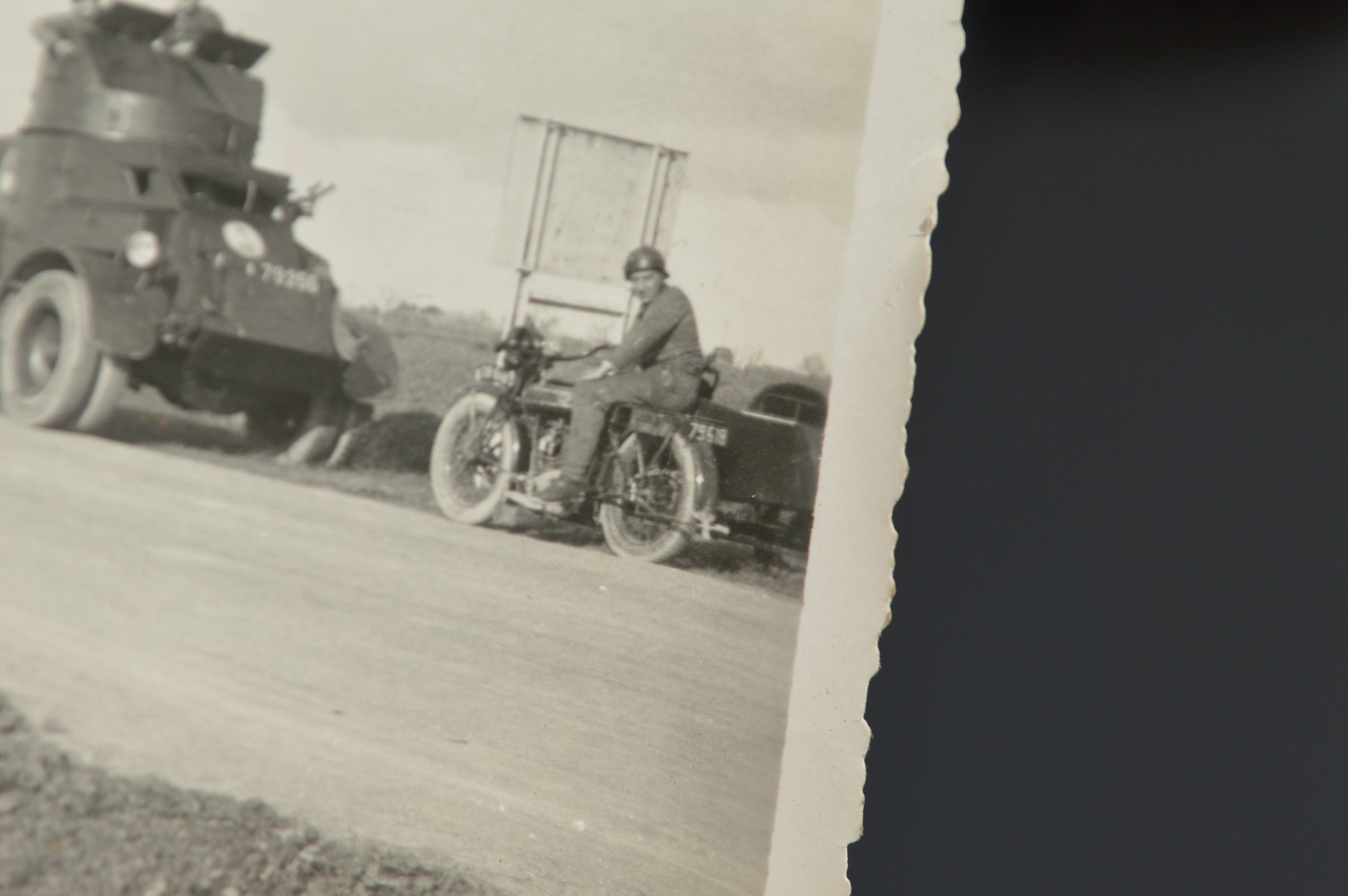 Automitrailleuses françaises sur la route de Carthage et balade à Paris 3nsv