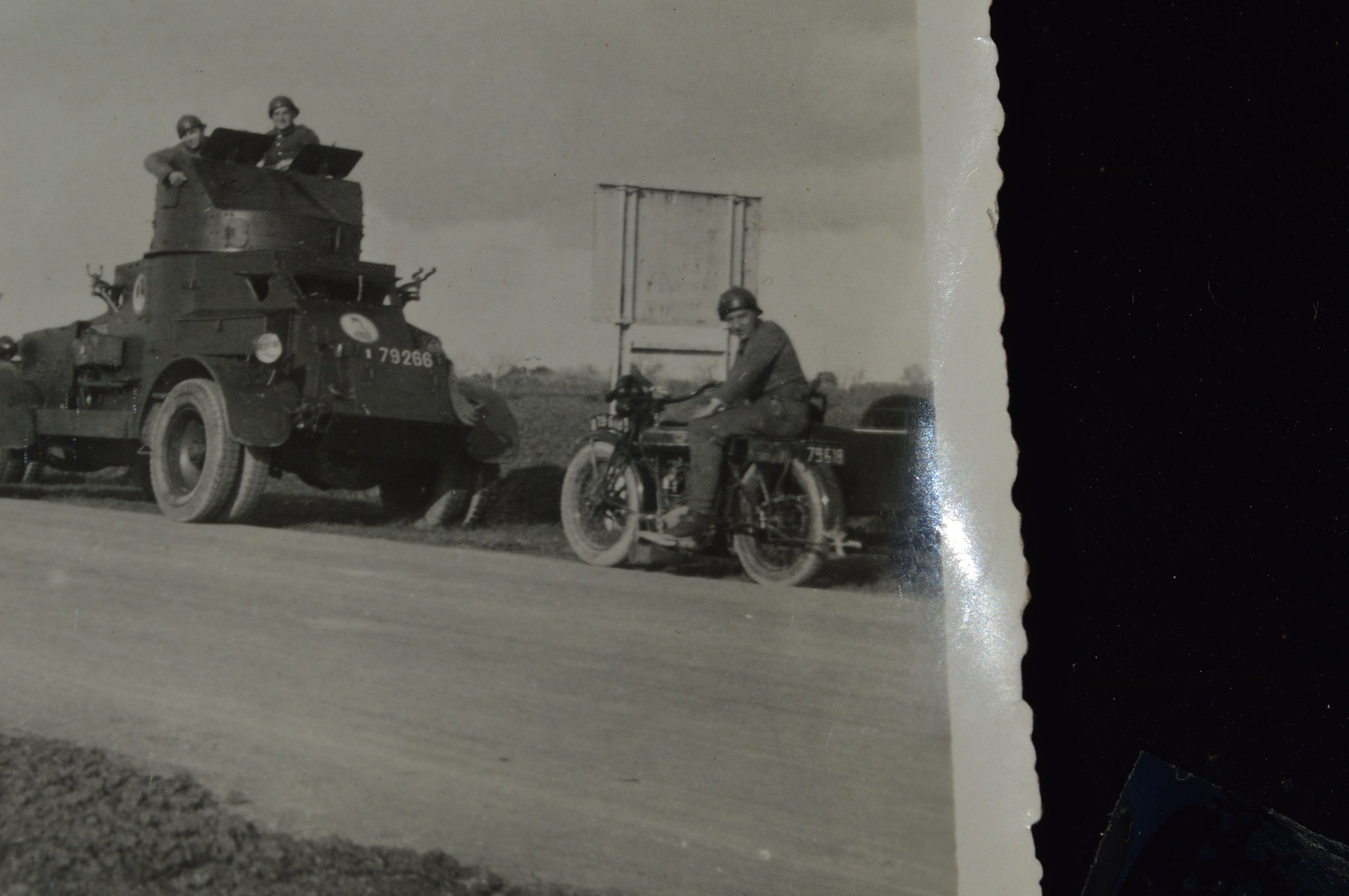 Automitrailleuses françaises sur la route de Carthage et balade à Paris X8q2