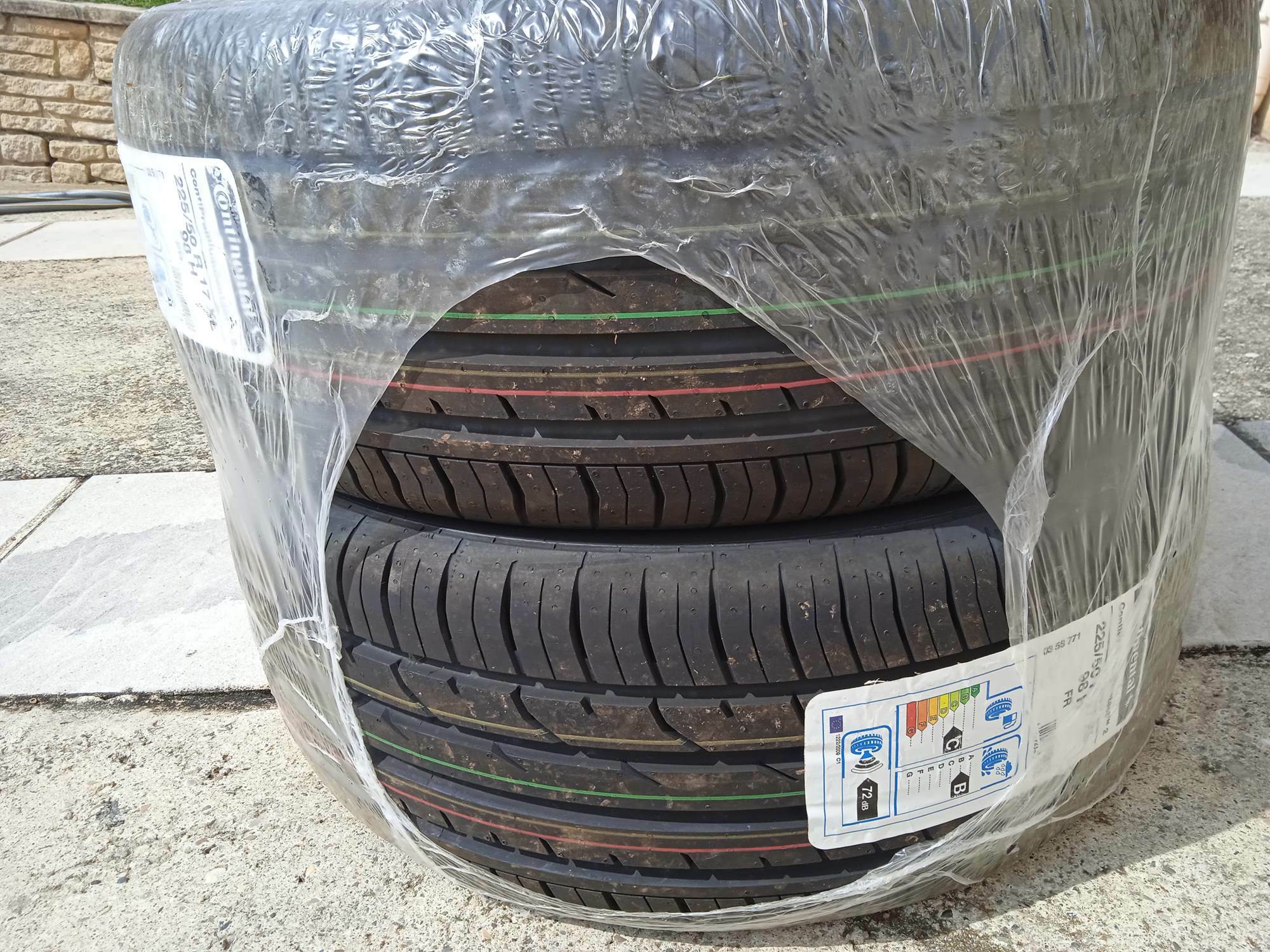 Vends paire pneus continental 225/50/17 neufs encore emballés N53t