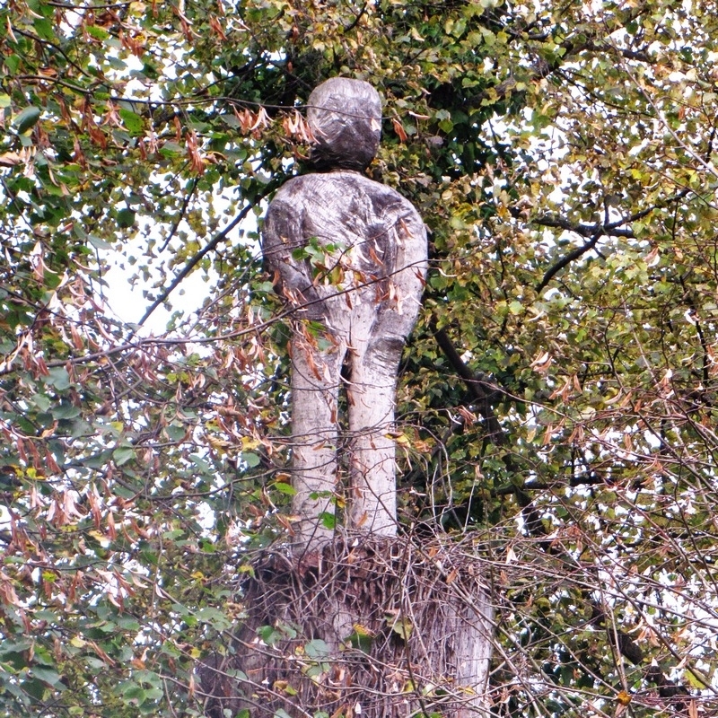 Sculpture sur tronc d'arbre. 7ebg